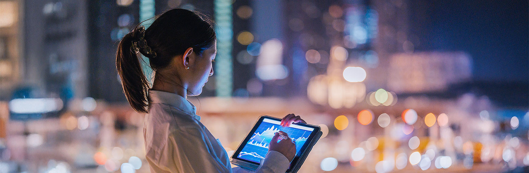 Symbolbild zu KI-Framework: Frau mit Tablet in der Hand