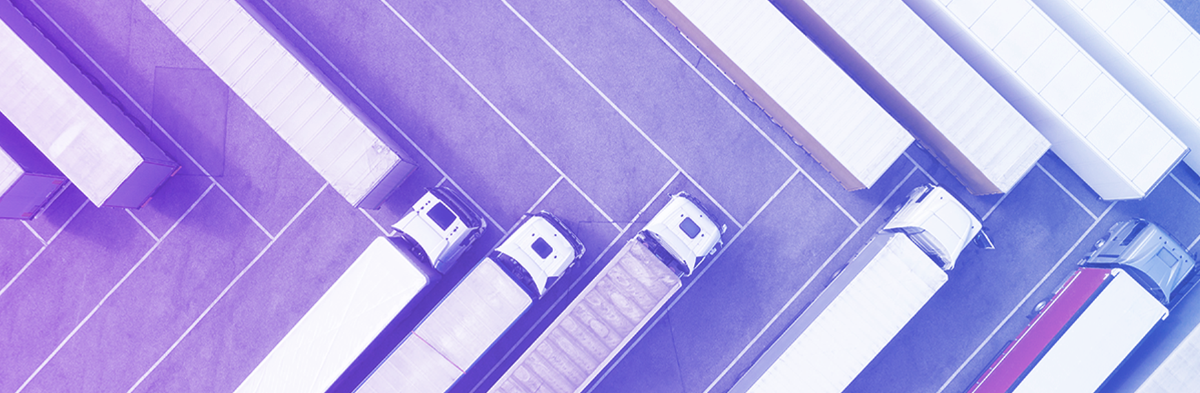 Symbolbild zu Elektromobilität in der Logistik: LKWs auf Parkplatz in Vogelperspektive
