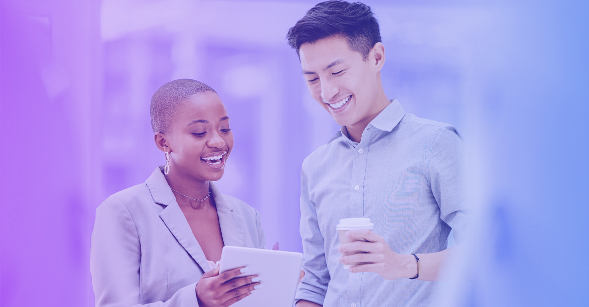 Mann und Frau im Büro; Mann hält Einwegbecher