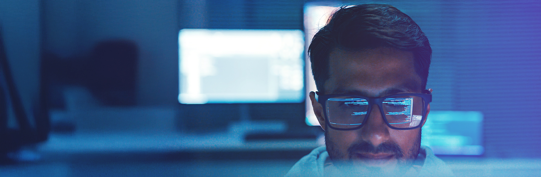 Symbolbild zur Kontrolle des Fremdpersonaleinsatzes durch KIRA: Mann schaut auf Bildschirm