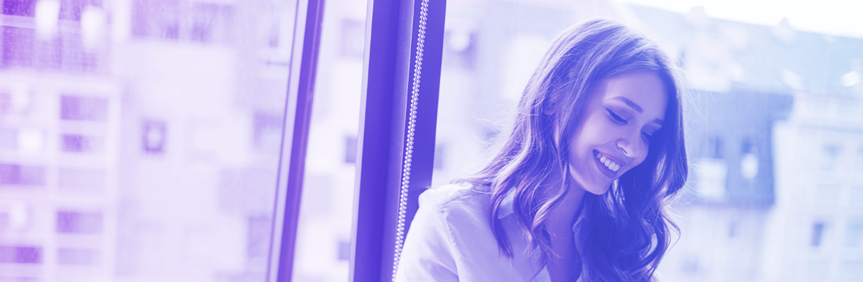 Symbolbild zum Beschwerdemanagement: Frau schreibt am Tablet