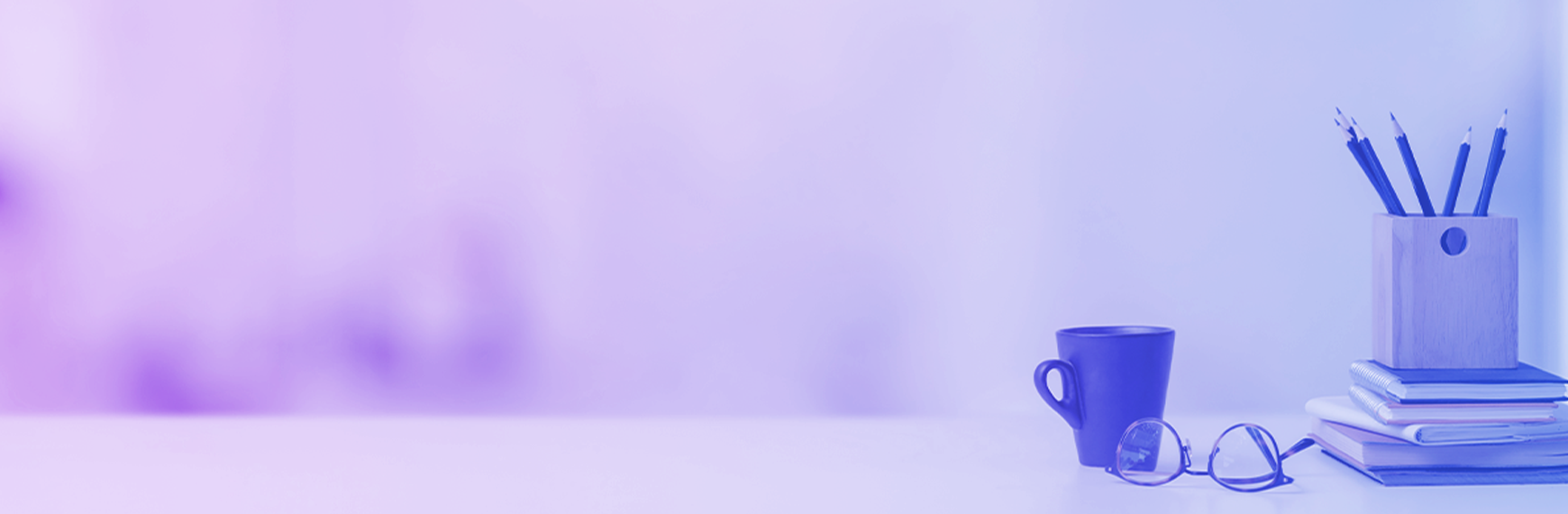 Symbolbild zu Arbeitsunfähigkeit: Leerer Schreibtisch mit Tasse und Stiftebox