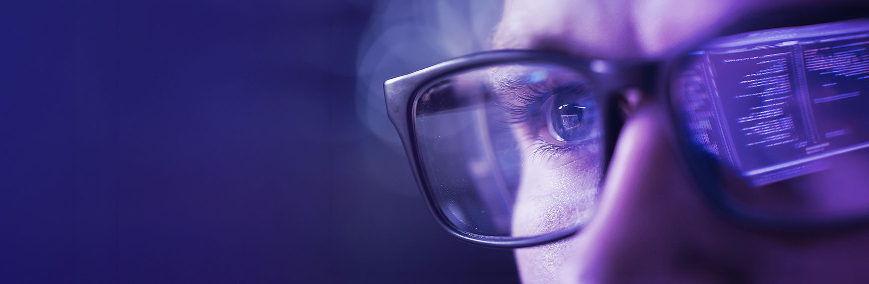 Symbolbild zu Business Judgement Rule und KI: Augen mit Brille schauen auf Bildschirm