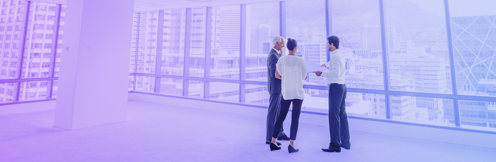 Symbolbild zu Indexklauseln in Gewerbemietverträgen: Personen in leerer Büroetage