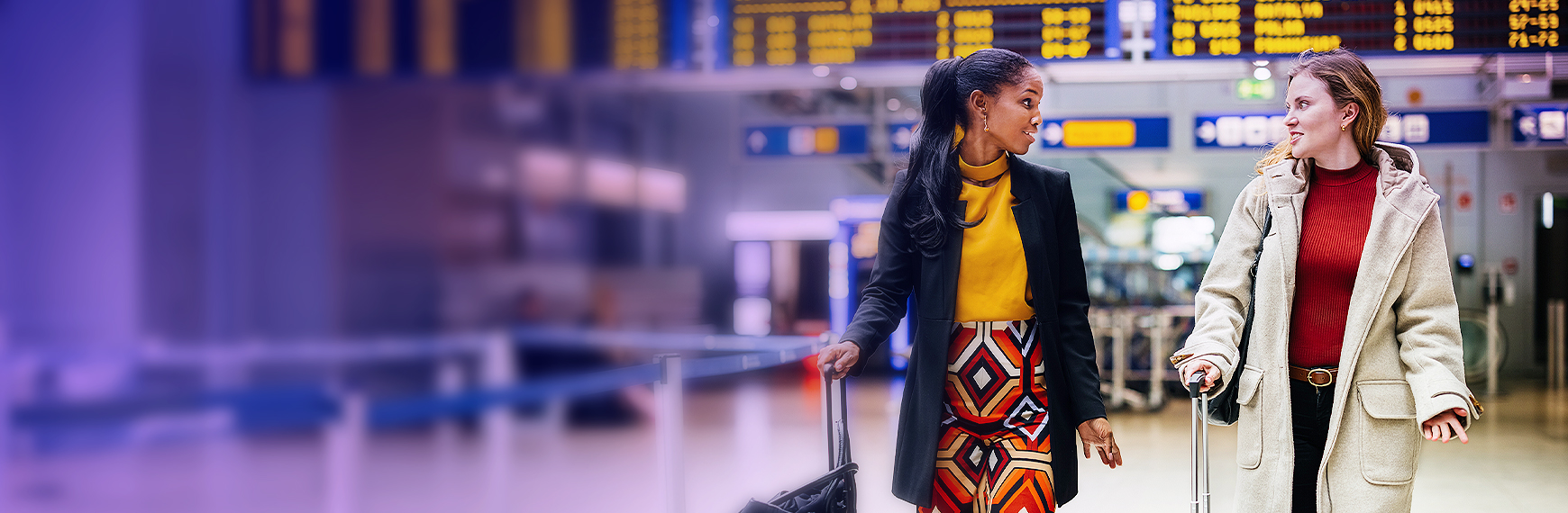 Symbolbild zur Pauschalreiserichtlinie: zwei Frauen mit Koffern am Flughafen