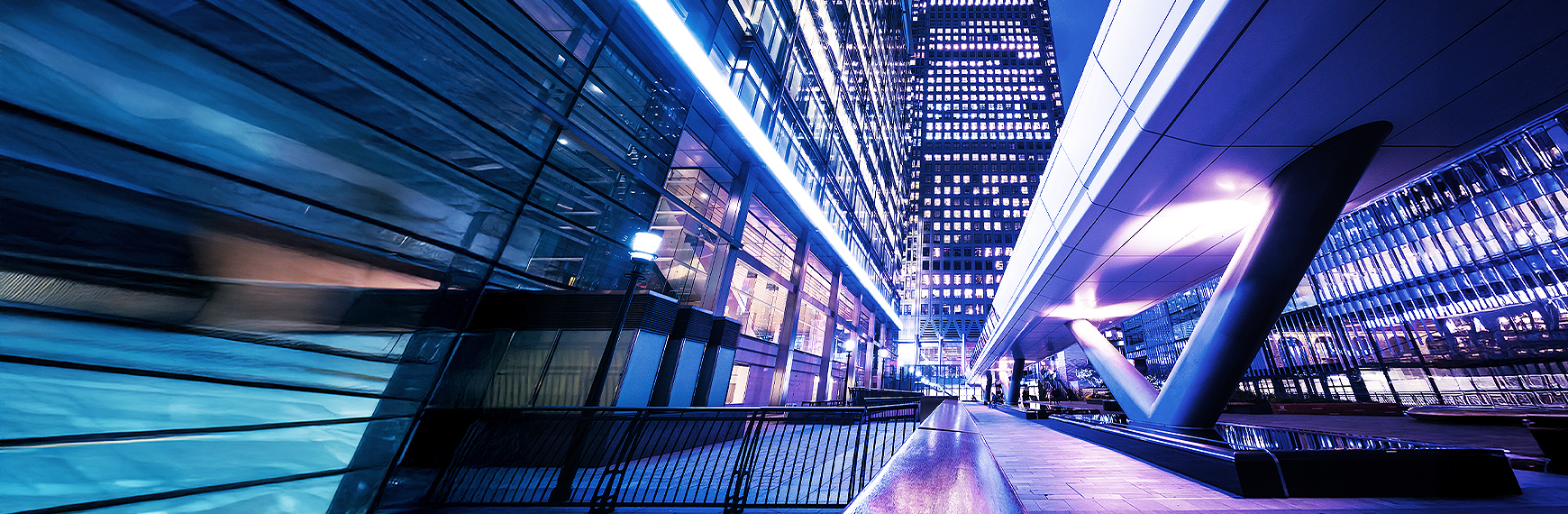 Hochhäuser und Straße bei Nacht